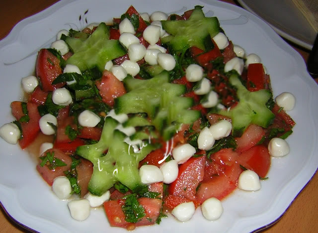 Mozzarellalı Domates Salatası Tarifi